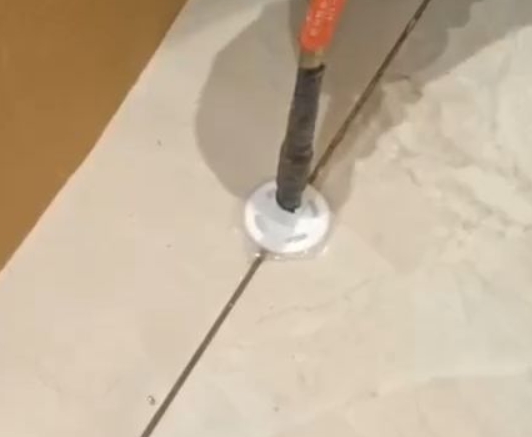 洛阳瓷砖空鼓维修公司专业解答瓷砖在铺贴过程中，如果没有涂抹均匀到位的粘结材料（如水泥砂浆或瓷砖胶），可能会导致以下问题