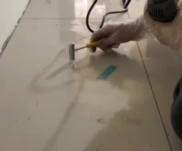 洛阳瓷砖开裂维修公司专业分享瓷砖在铺贴前如果没有沥干水分，将会导致以下问题